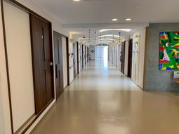 明るい長い廊下