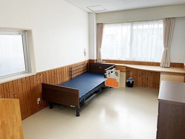 明るい居室 居室 広々とした空間で、自然光がたっぷり入ります。快適な生活を支える設備が整っています。