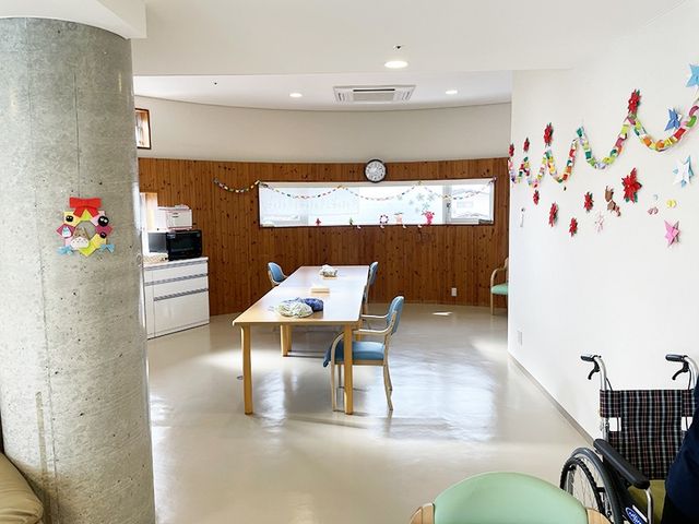 明るい室内の風景 ラウンジ 明るく広々とした空間で、壁には色とりどりの装飾が施されています。車椅子でも快適に過ごせます。