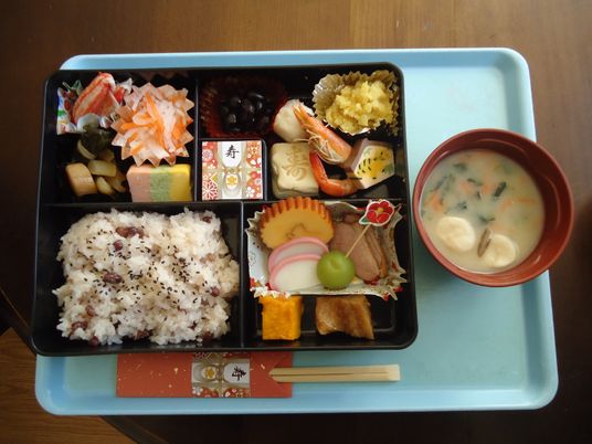 和風のお盆に盛り付けられた食事
