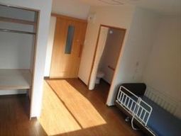 明るい居室の様子