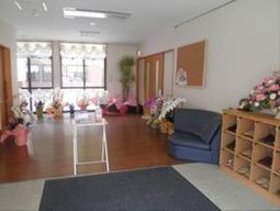 花が飾られた明るい空間