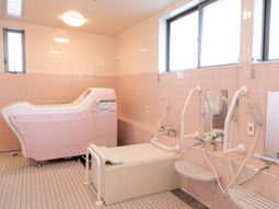 広々とした清潔な浴室