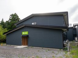 深緑の看板のある建物