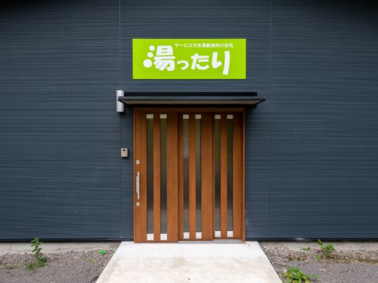 エントランスの木目調の扉