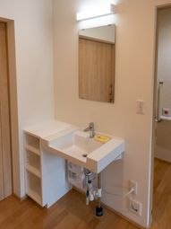 清潔な洗面台と鏡