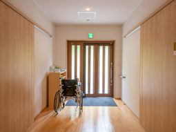 廊下に車椅子設置