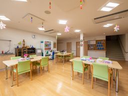 広い食堂の空間