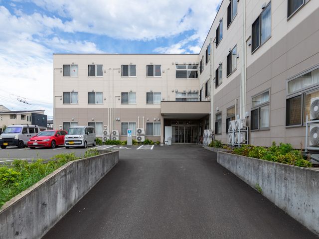 建物正面の外観 外観   車寄せのある建物正面です。駐車スペースも見え、来訪時の動線を確認しやすい外観です。