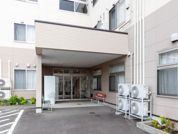 建物の正面玄関  