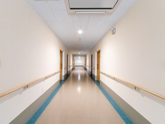手すり付き廊下  