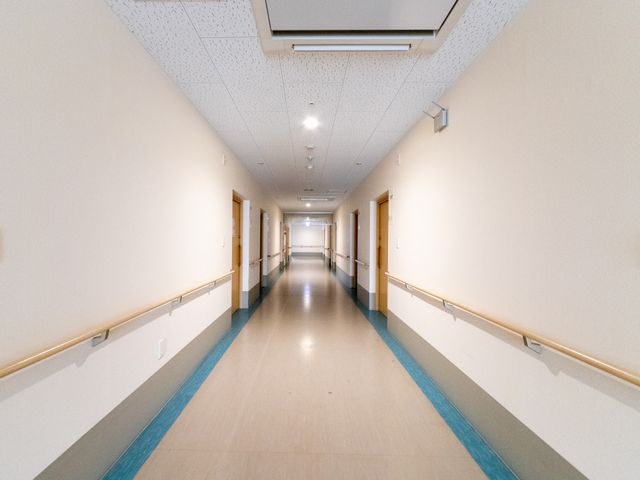 手すり付き廊下 廊下   手すりが両側に設置された、まっすぐ続く明るい廊下です。居室の出入りがしやすい動線になっています。