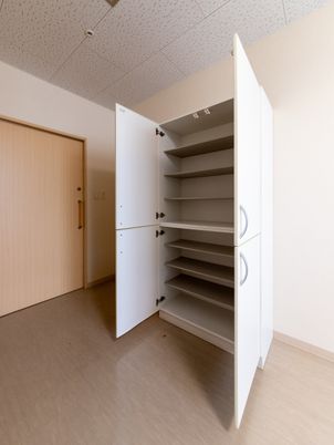 収納棚のある居室  