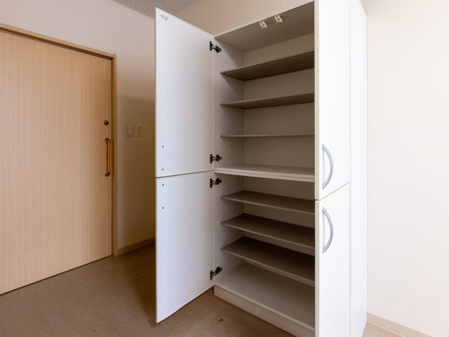 収納棚のある居室 居室   扉付きの収納棚が備わった居室です。整理しやすい造りで、落ち着いて過ごしやすい印象です。