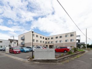 施設の外観と駐車場  