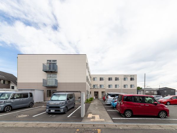 建物外観と駐車場  