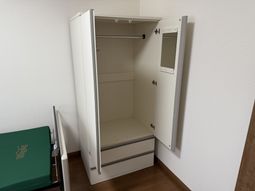 簡素な収納がある居室