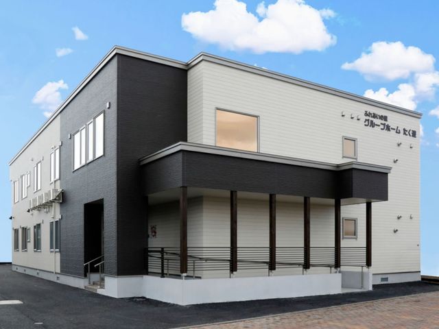 外観の建物 外観   白と黒の外壁が印象的な建物です。2階建てで、玄関まわりに屋根付きのスペースがあります。