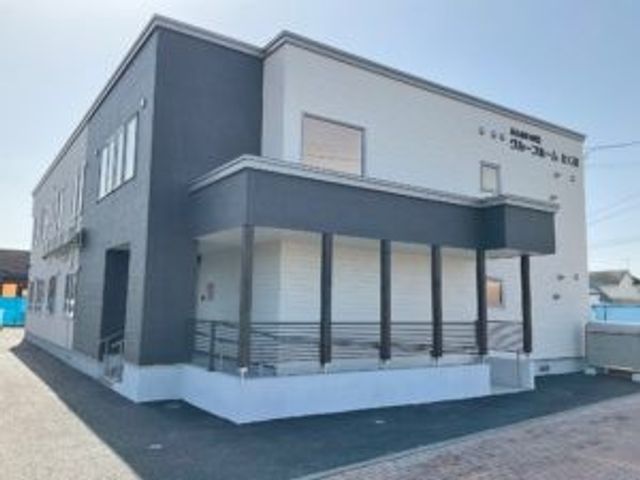 施設外観 外観   落ち着いた色合いの建物で、正面にはひさし付きの出入口があります。窓も多く、明るさを感じるつくりです。