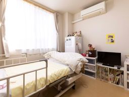 明るい居室の様子