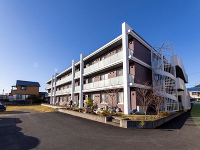 明るい外観の建物