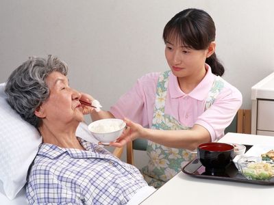 介助される食事の様子