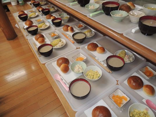 食事の配膳がされている食堂