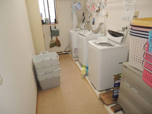 洗濯機が並ぶ部屋
