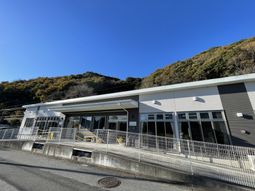 広々とした建物外観