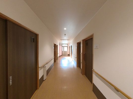 手すり付きの広い廊下