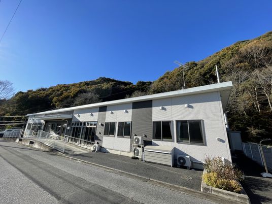 自然に囲まれた建物の外観