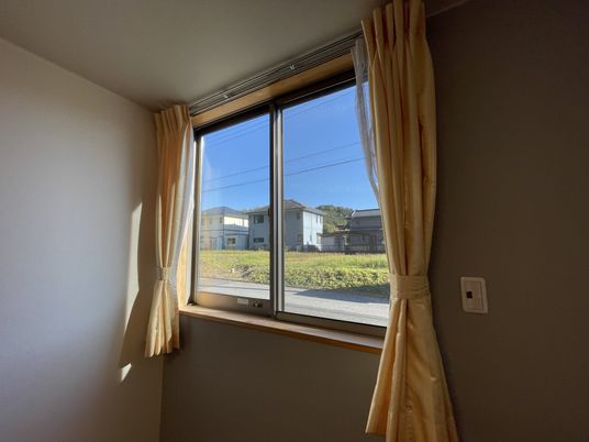 外の景色が見える窓のある部屋