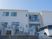 清潔な白い建物エントランス