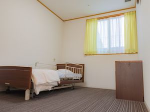 居室のベッドと窓