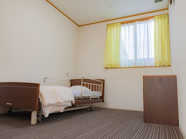 居室のベッドと窓 居室 シンプルで清潔感のある私室です。静かな環境でお過ごしいただけることでしょう。
