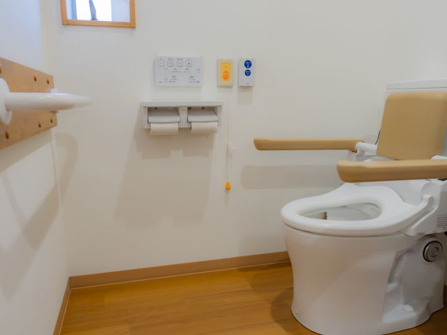 バリアフリートイレ設備 トイレ 手すり付きで広々とした造りのトイレです。安全に配慮した設計で、快適な日常がサポートされます。