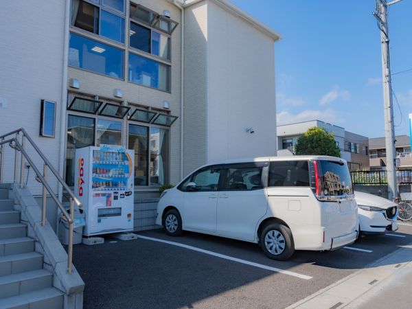 白い建物のエントランス