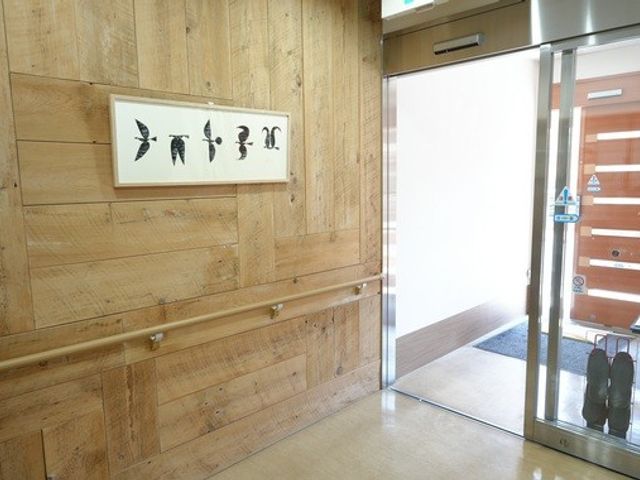 歓迎するエントランス エントランス 開放的で温かみのあるエントランスでお迎えします。心地よい職場環境で一緒に働きませんか。