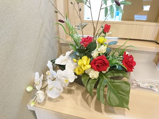 配色豊かな花飾り