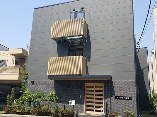 モダンな外観の建物