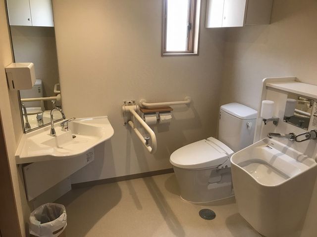 バリアフリートイレ設備 トイレ 手すりと広々空間を備えた清潔なトイレです。安全かつ快適にご利用いただける環境が整っております。