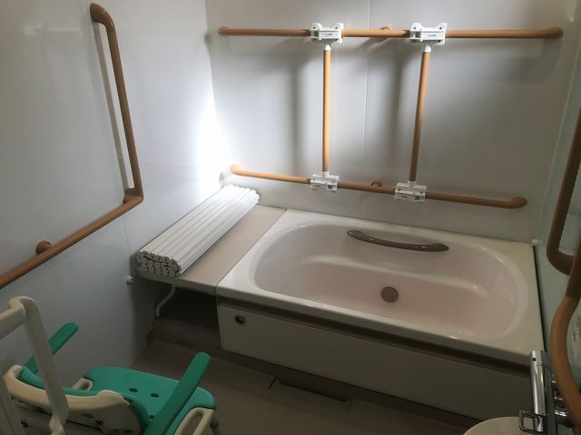 手すり付きの清潔な浴室