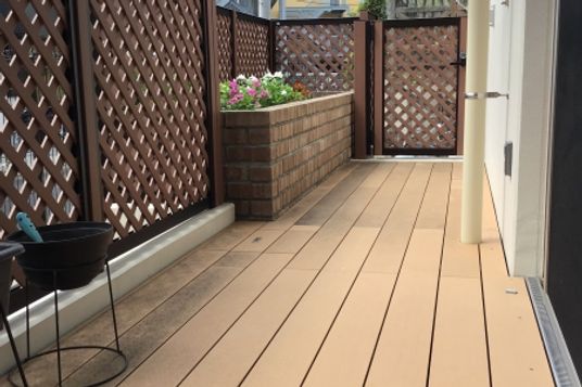 開放感あるウッドデッキ