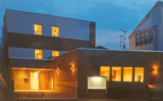 温かな明かりの建物外観