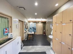 清潔な受付エリアと廊下