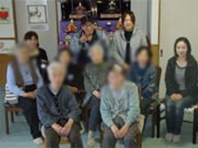 談笑する人たちの居室 居室 和やかな雰囲気の中で、利用者とスタッフが談笑しています。互いに交流しやすい空間です。