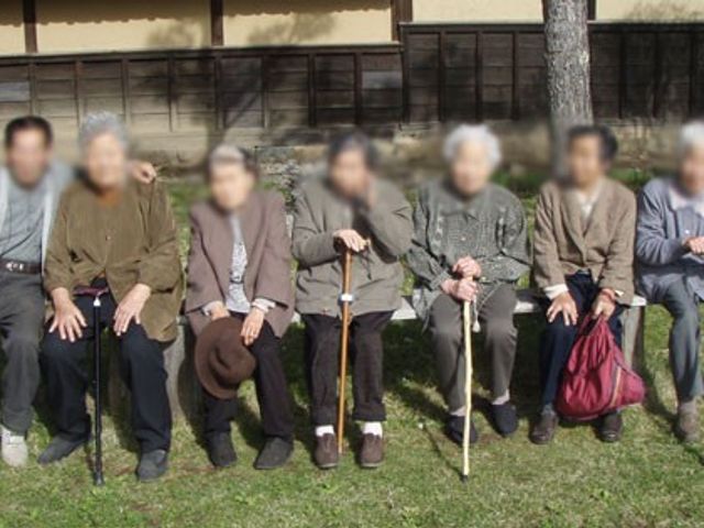 庭のベンチ 中庭 日差しが心地よい中庭のベンチで、入居者同士が穏やかに過ごせる空間です。