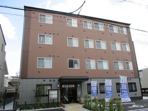 茶色の壁の建物外観