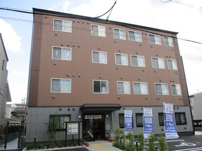 茶色の壁の建物外観
