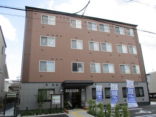 茶色の壁の建物外観
